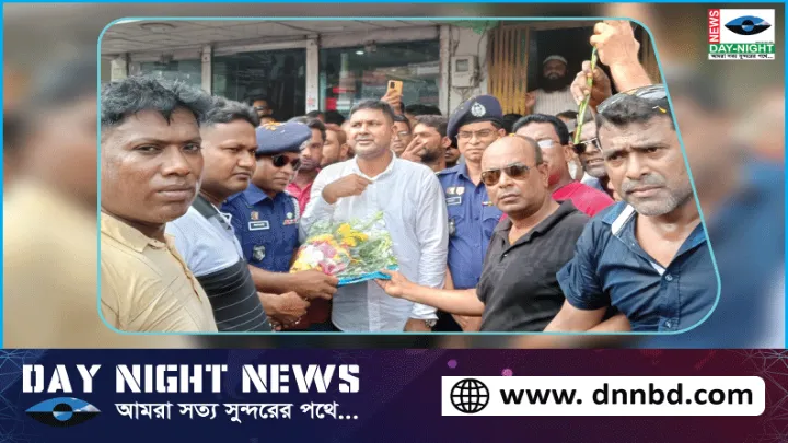 কর্মবিরতি শেষে ফুলবাড়ী থানার কার্যক্রম শুরু ফুলেল শুভেচ্ছায় সিক্ত পুলিশ সদস্যরা